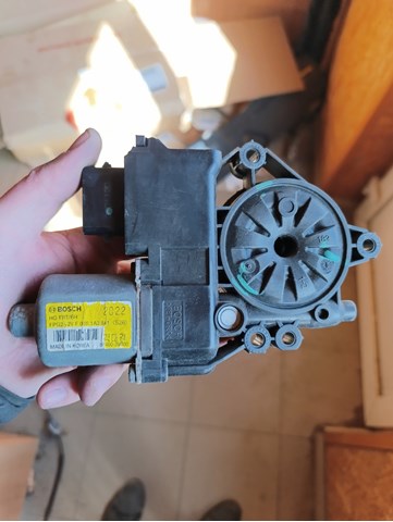 Двигун склопідіймача двері передньої, правої 824603V010 HYUNDAI