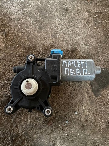 Двигун склопідіймача двері передньої, правої 96475129 GM