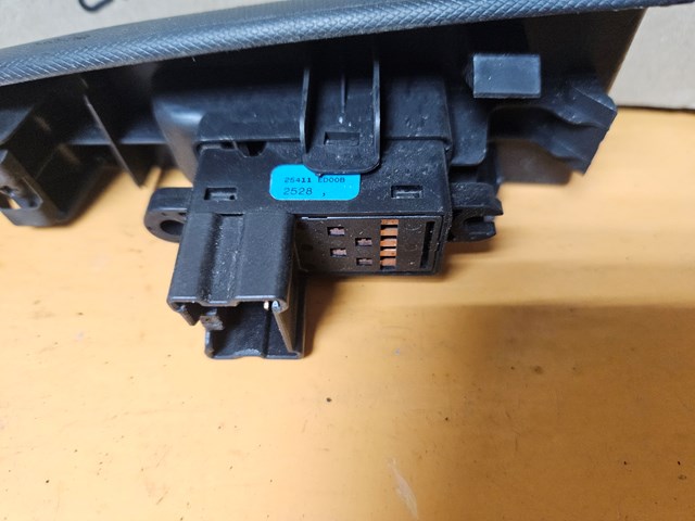 Кнопка підйомника заднього скла 25411ED00B NISSAN