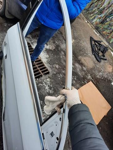 Молдинг опускного скла дверей передньої, правої 4L0853284E VAG