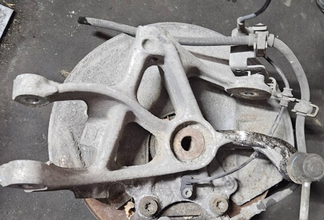 Цапфа поворотна права 517629 PEUGEOT