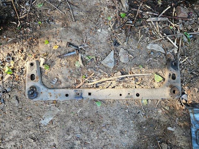 Кронштейн передньої балки 544C49U00A NISSAN
