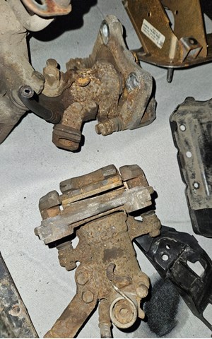 Задній гальмівний супорт лівий 5540280J00999 SUZUKI