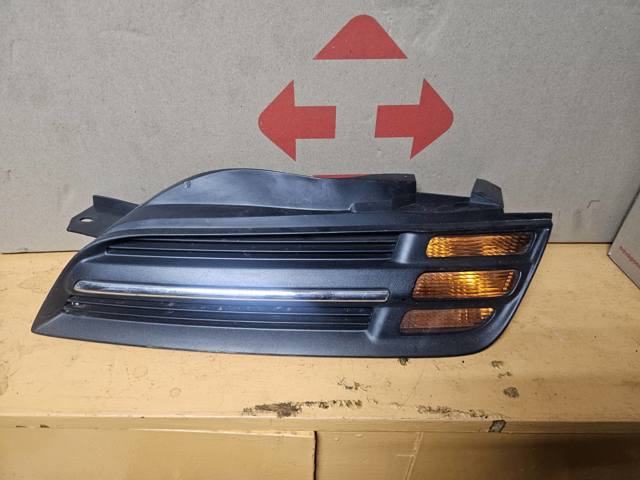 Решітка радіатора ліва 62330AX600 NISSAN