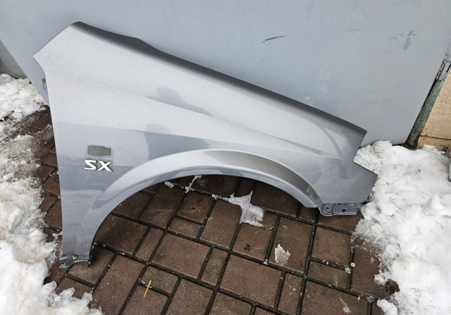 Переднє праве крило 63100AV630 NISSAN