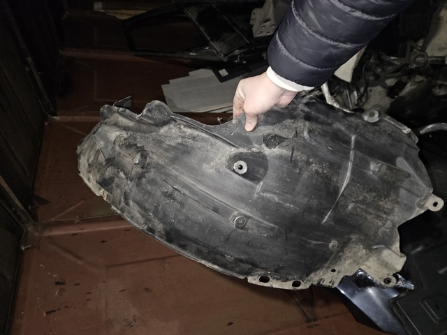 Підкрилок переднього крила, лівий задній 63843CG000 NISSAN