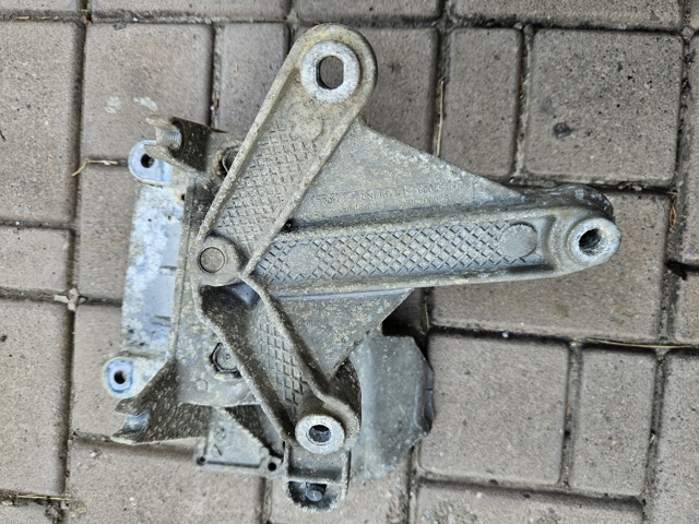 Кронштейн подушки КПП 8200043084 NISSAN