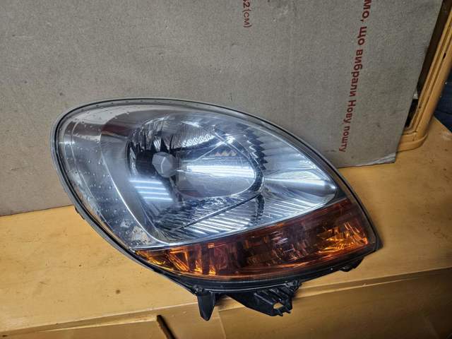 Фара передня права 8200150618 RENAULT