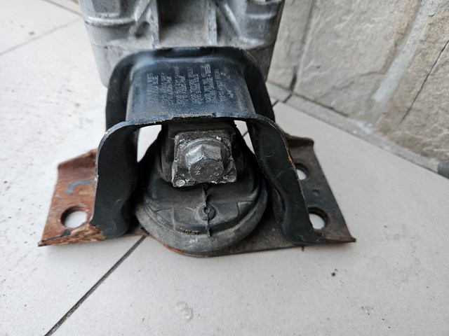 Права опора двигуна 8200549046 NISSAN
