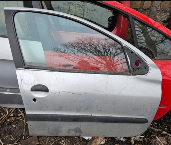 Пасажирські передні двері 9004K5 PEUGEOT