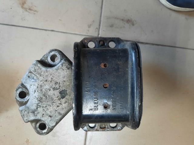 Подушка (опора) двигуна, права верхня 9636583980 PEUGEOT