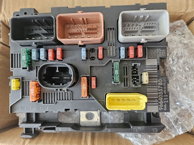 Коробка запобіжників 9661087080 PEUGEOT