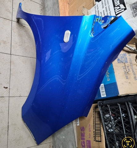 Переднє праве крило F31009U0M0 NISSAN