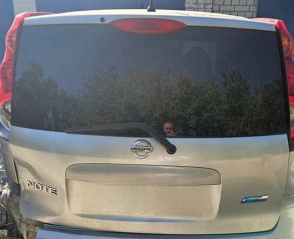Задні двері багажника Nissan Note