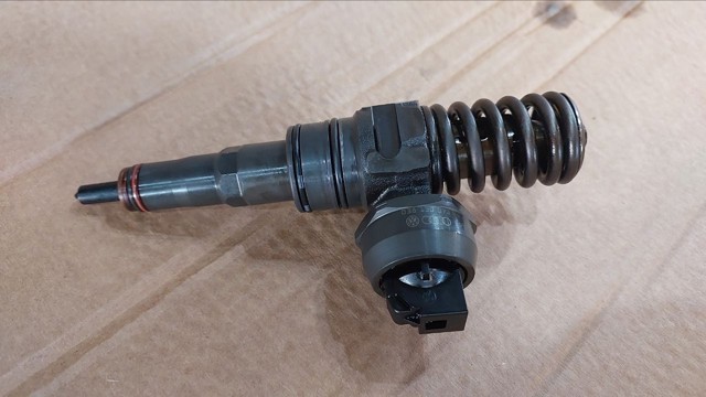 Форсунка дизельна в зборі, розпилювач + тримач 038130073BQ VAG