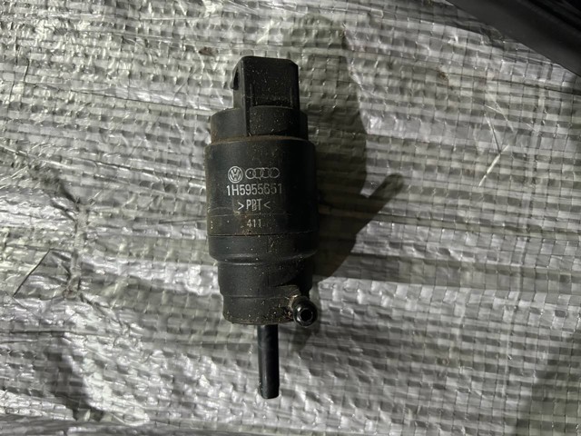 Насос омивача скла переднього Volkswagen Passat B3, B4