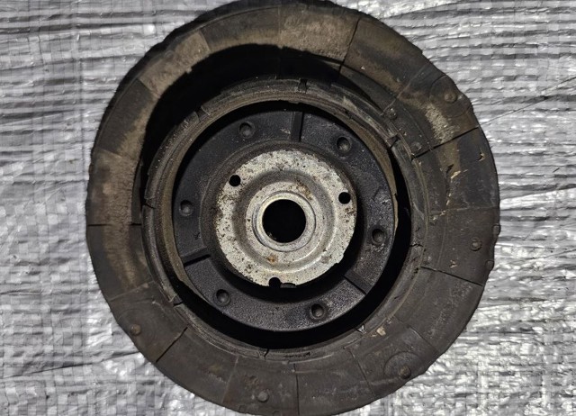 Кріплення переднього амортизатора Volkswagen Transporter T5