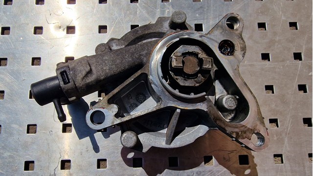 Насос вакуумний 8200881338 RENAULT