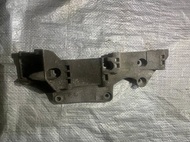 Кріплення генератора R045903143C VAG