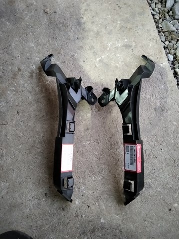 Кронштейн бампера переднього, правий 71140SWAJ00 HONDA