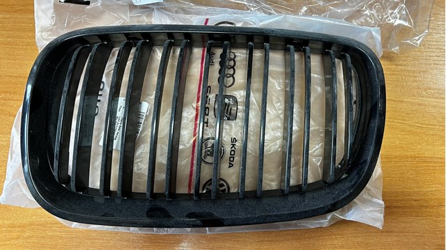 Решітка радіатора ліва 51137171395 BMW