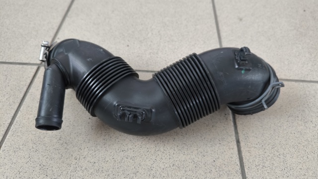 Патрубок повітряний, вихід повітряного фільтра 3C0129654M VAG