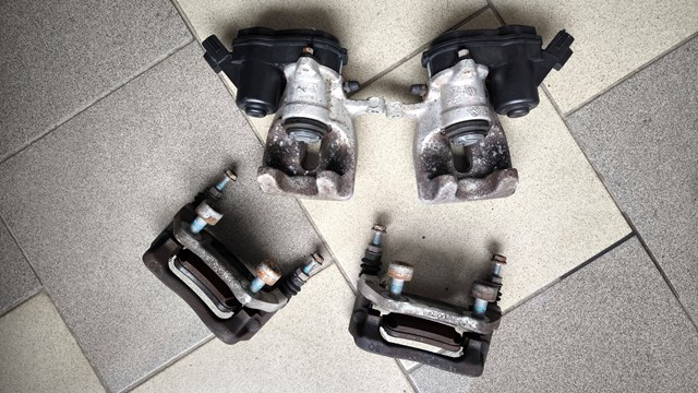 Скоба супорту заднього 440017348R RENAULT
