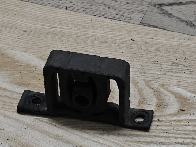 Кронштейн кріплення глушника 1J0253144F VAG