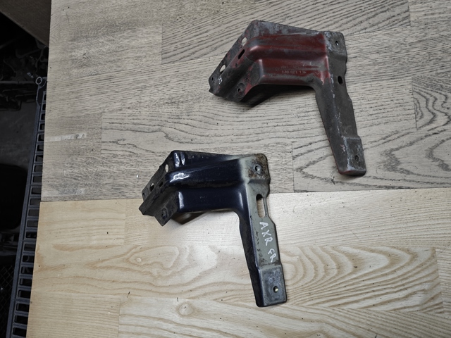 Кронштейн кріплення крила переднього правого, передній 1J0821136 VAG