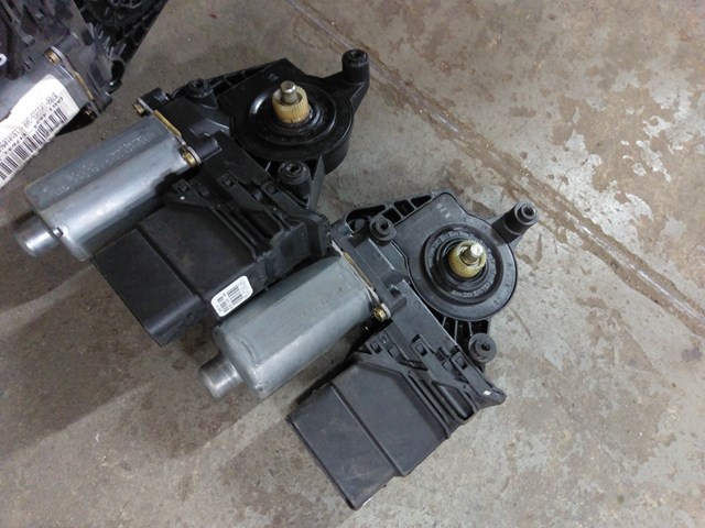 Мотор склопідйомника дверей задніх, правих 1J4959812D008 VAG
