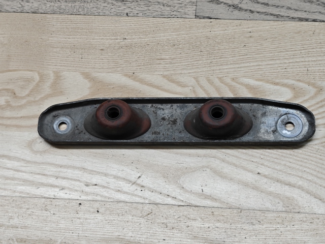 Кронштейн приймальної труби глушника 1K0253144AE VAG