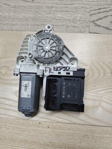 Двигун склопідіймача двері передньої, правої 1K0959702L VAG