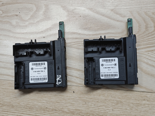 Двигун склопідіймача двері передньої, правої 1K0959792J VAG