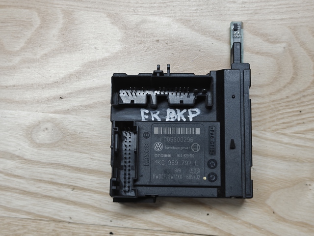 Двигун склопідіймача двері передньої, правої 1K0959792L VAG