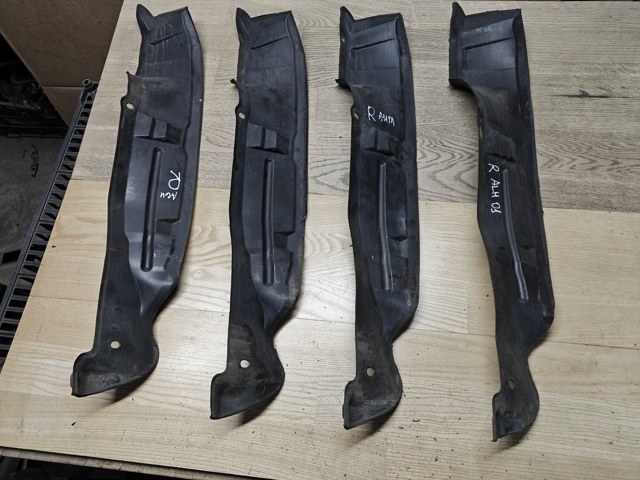 Кронштейн кріплення крила переднього правого, задній 1U0821112 VAG