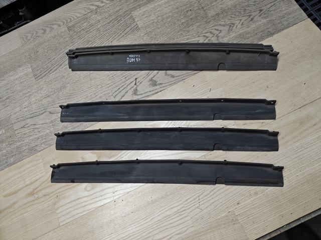 Ущільнювач капота 1U0823707 VAG