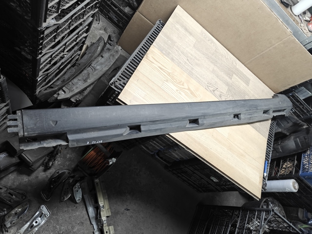 Накладка зовнішня (молдинг) порога, правий 3C0853856B9B9 VAG