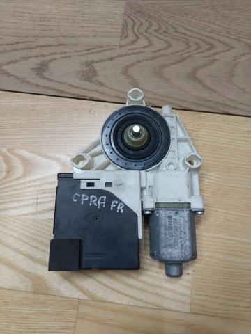 Двигун склопідіймача двері передньої, правої 561959702Z0G VAG