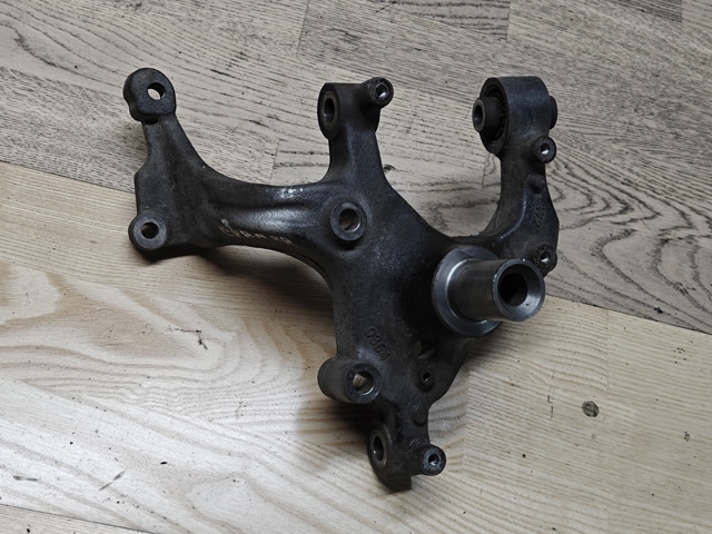 Кулак поворотний правий 5C0505436B VAG