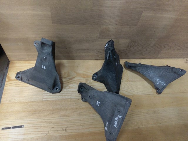 Кронштейн подушки (опори) двигуна, правої 8D0199306AA VAG