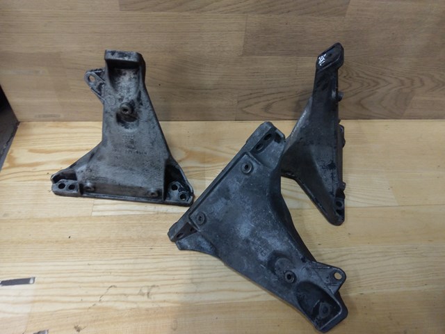 Кронштейн подушки (опори) двигуна, правої 8D0199306G VAG