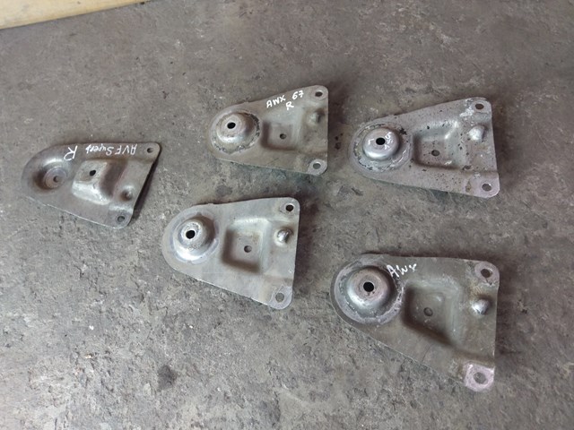 Кронштейн передньої балки 8D0399542B VAG