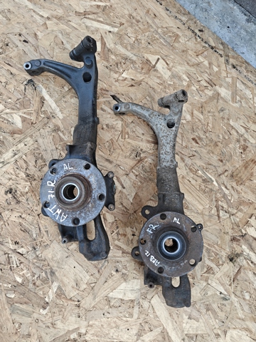 Кулак поворотний передній правий 8D0407258AL VAG