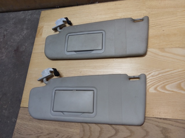 Козирок сонцезахисний автомобіля 8D0857551E VAG