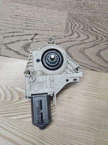 Мотор склопідйомника дверей передніх, правих 8K0959802A VAG