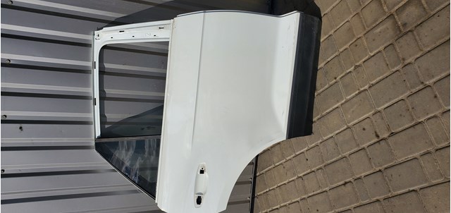 Двері пасажирські задні праві 2GA833052AG VAG