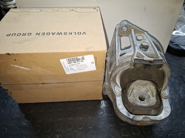 Ліва опора двигуна 4M0199371GL VAG