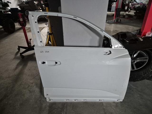 Пасажирські передні двері 83F831052A VAG
