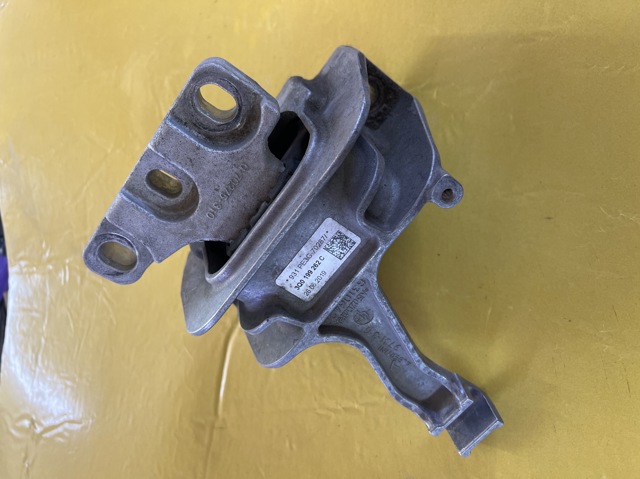 Права подушка двигуна 3Q0199262C VAG