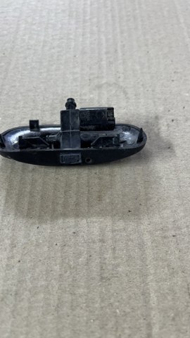 Форсунка омивача скла лобового, права 8W0955988A VAG